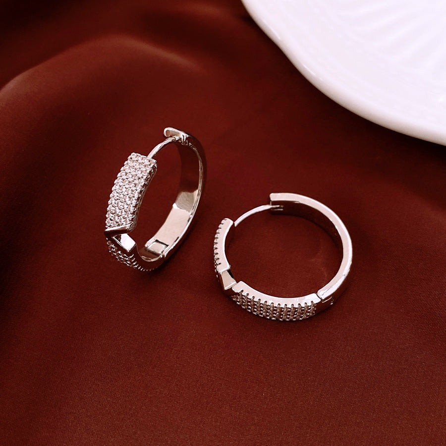 Simple And Versatile Letter Round Women's Ear Clip